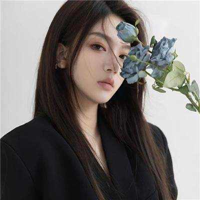 别惹那个抱玩偶的，她打架贼凶